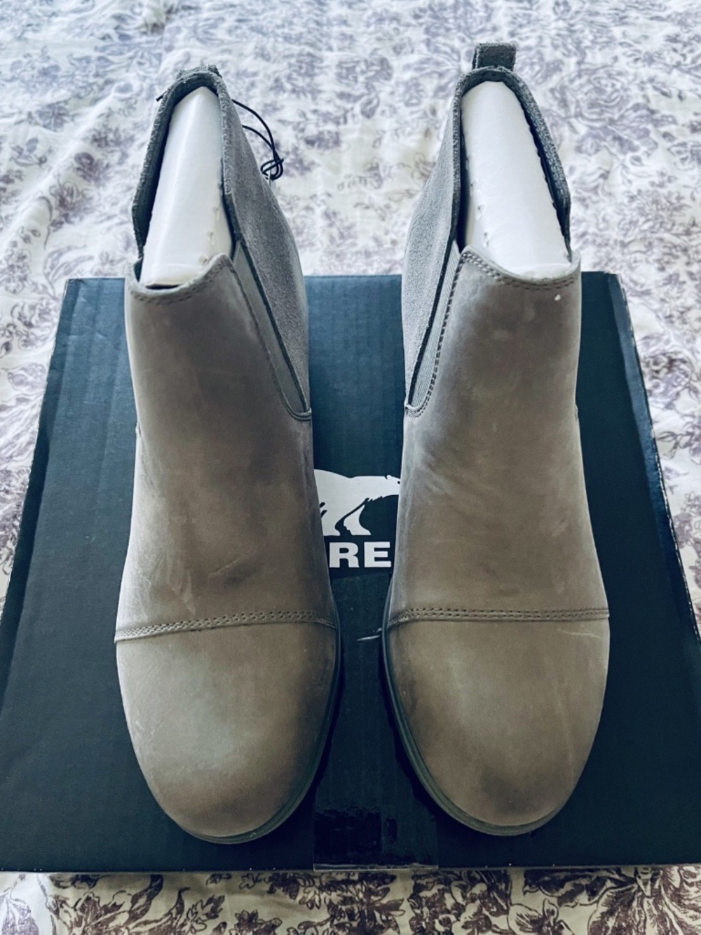 Chelsea Boot: Sorel Women's Evie ll, size 6, Brand New In Box